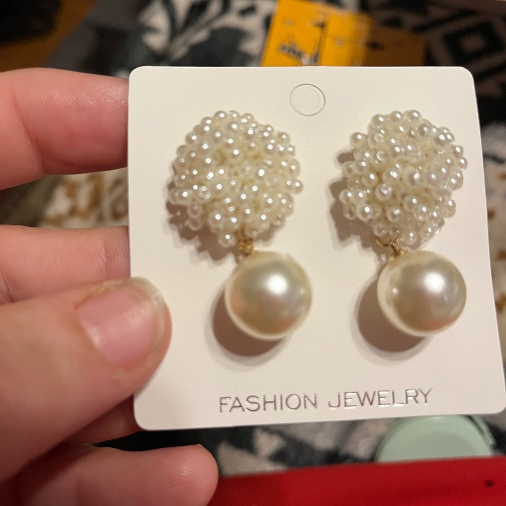 Fashion Jewelry NWT White Pearl Drop Earrings Pierced